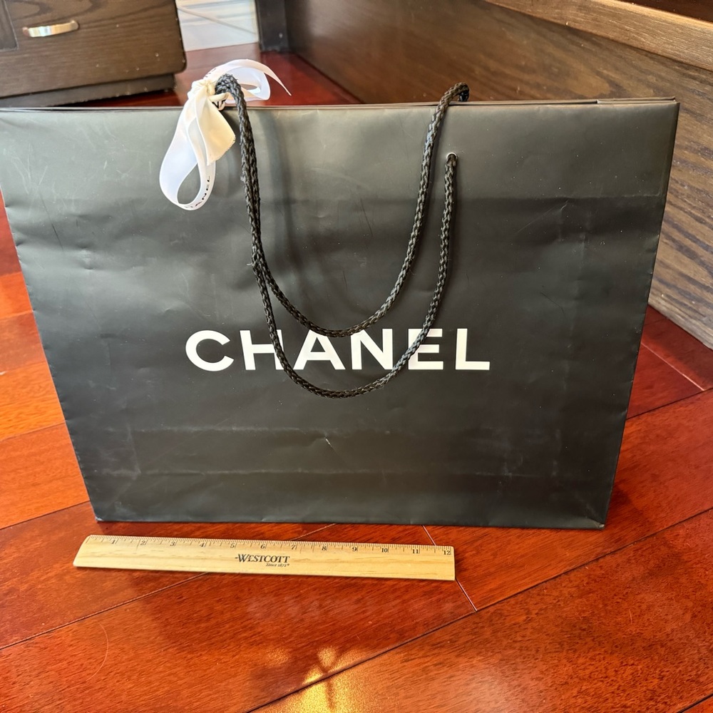 We’ve Chanel gift bag - Picture 4 of 6